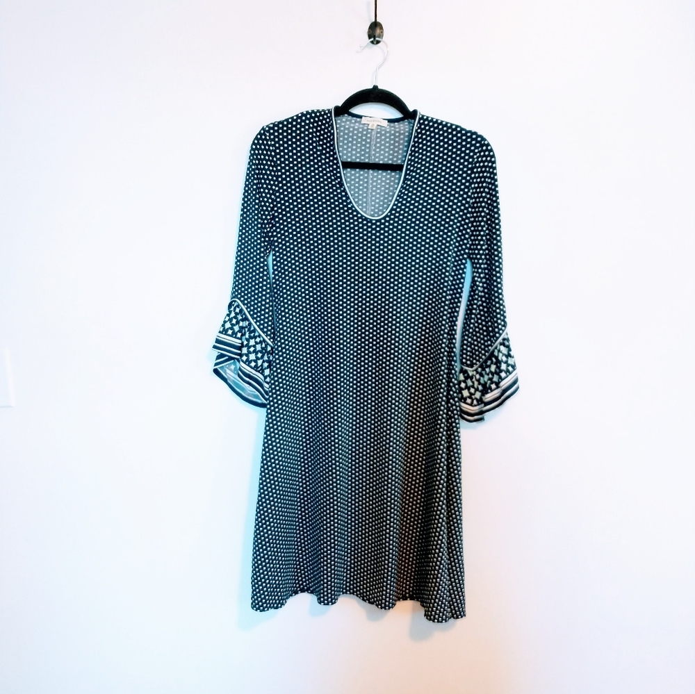 Max studio shift dress with v neck and half sleeves with cute geometric print si